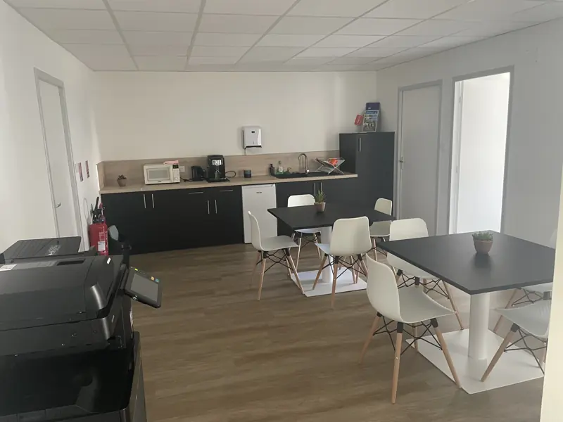 Espace de convivialité partagé avec cuisine équipée, Palladium Square, bureaux à Privas (Ardèche)